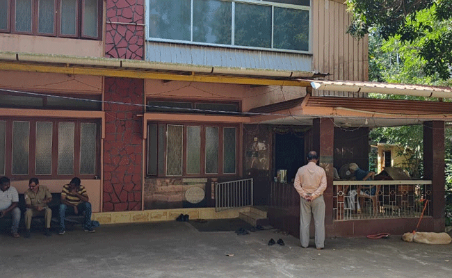 ಪಣಿಯೂರು: ಮನೆಗೆ ನುಗ್ಗಿ ಲಕ್ಷಾಂತರ ರೂ. ಮೌಲ್ಯದ ಚಿನ್ನಾಭರಣ ಕಳವು ಪಣಿಯೂರು: ಮನೆಗೆ ನುಗ್ಗಿ ಲಕ್ಷಾಂತರ ರೂ. ಮೌಲ್ಯದ ಚಿನ್ನಾಭರಣ ಕಳವು