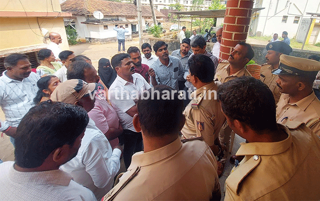 ಉಡುಪಿ| ಕೋಡಿಬೆಂಗ್ರೆ ಶಾಲಾ ಶಿಕ್ಷಕರ ವರ್ಗಾವಣೆಗೆ ಪೋಷಕರ ವಿರೋಧ; ಕೌನ್ಸಿಲಿಂಗ್ ಕಚೇರಿ ಮುಂದೆ ಪ್ರತಿಭಟನೆ