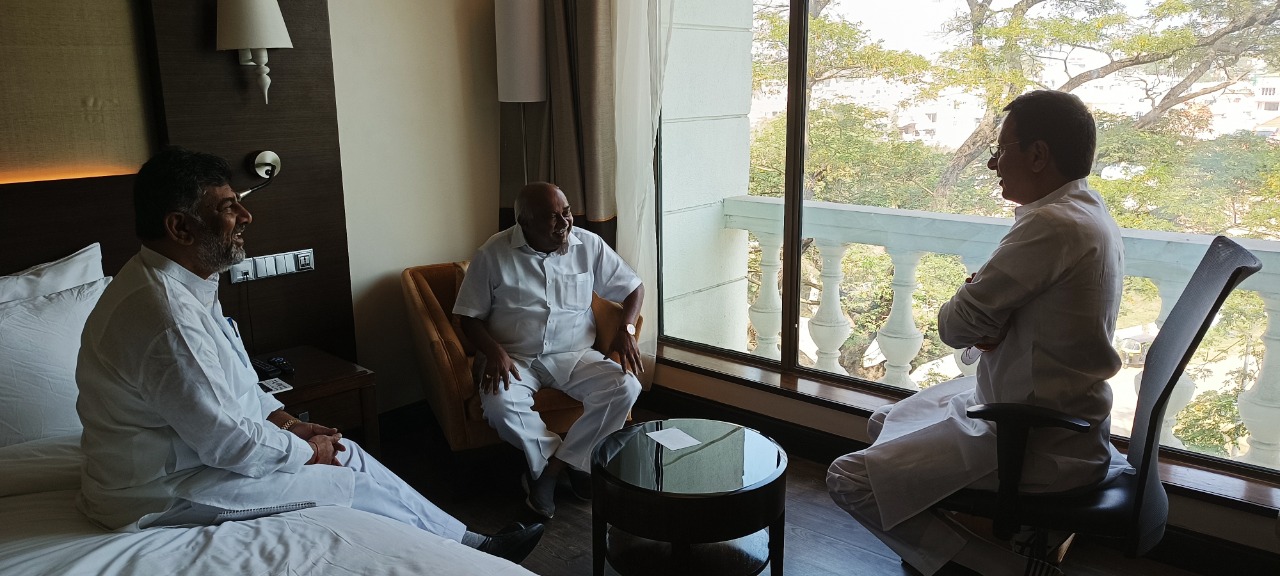 ರಾಜ್ಯ ಕಾಂಗ್ರೆಸ್‍ ಉಸ್ತುವಾರಿ ರಣದೀಪ್ ಸಿಂಗ್ ಸುರ್ಜೇವಾಲಾರನ್ನು ಭೇಟಿ ಮಾಡಿದ ಎಚ್.ವಿಶ್ವನಾಥ್