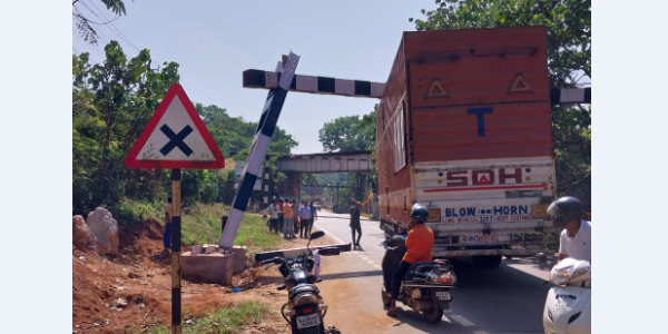 ಮಿತ್ತೂರು ರೈಲ್ವೆ ಮೇಲ್ಸೇತುವೆಯ ಸೇಫ್ ಗಾರ್ಡ್ ನಲ್ಲಿ ಸಿಲುಕಿಕೊಂಡ ಲಾರಿ: ಸಂಚಾರ ಅಸ್ತವ್ಯಸ್ತ