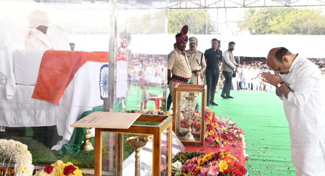 ಸಕಲ ಸರಕಾರಿ ಗೌರವದೊಂದಿಗೆ ಸಿದ್ದೇಶ್ವರ ಶ್ರೀಗಳ ಅಂತ್ಯಕ್ರಿಯೆ