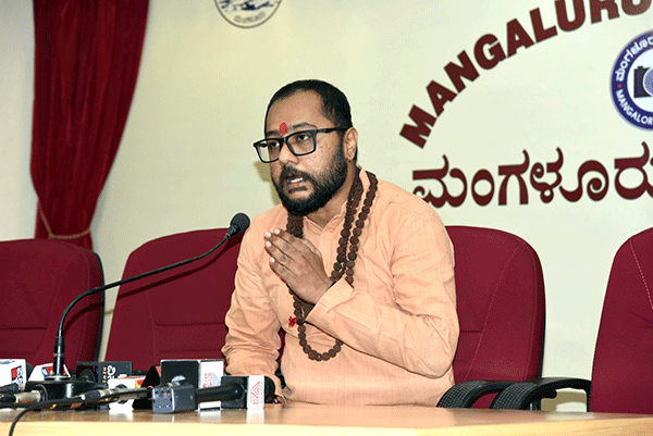 ಪ್ರಣವಾನಂದ ಸ್ವಾಮೀಜಿಯನ್ನು ಅನುಸರಿಸುತ್ತಿರುವರು  ನಾರಾಯಣ ಗುರುಗಳ ನೈಜ ಅನುಯಾಯಿಗಳಲ್ಲ: ಭದ್ರಾನಂದ ಸ್ವಾಮೀಜಿ