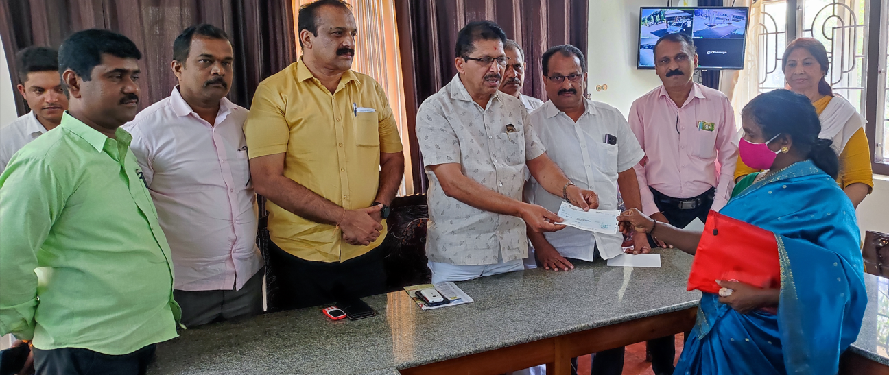 ಪುತ್ತೂರು: ಕೋವಿಡ್‍ನಿಂದ ಮೃತಪಟ್ಟ ಕುಟುಂಬಕ್ಕೆ ಪರಿಹಾರದ ಚೆಕ್ ವಿತರಣೆ