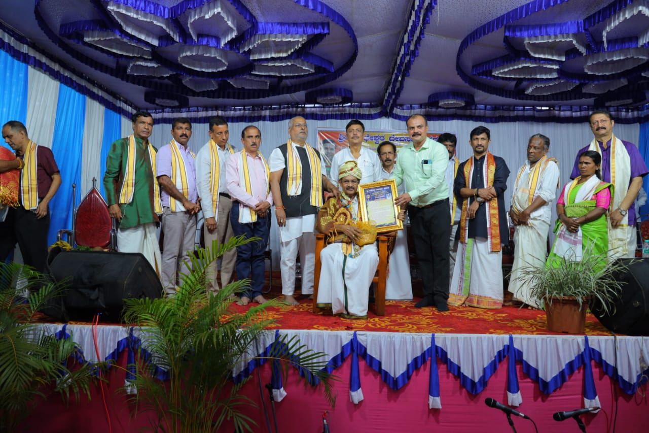ಮಂಗಳೂರು: ಕರ್ನಾಟಕ ರಾಜ್ಯೋತ್ಸವ ಪ್ರಶಸ್ತಿ ಹಿನ್ನೆಲೆ, ಹಿರಿಯ ಕಲಾವಿದ ಸರಪಾಡಿ ಅಶೋಕ ಶೆಟ್ಟಿಗೆ ಸನ್ಮಾನ