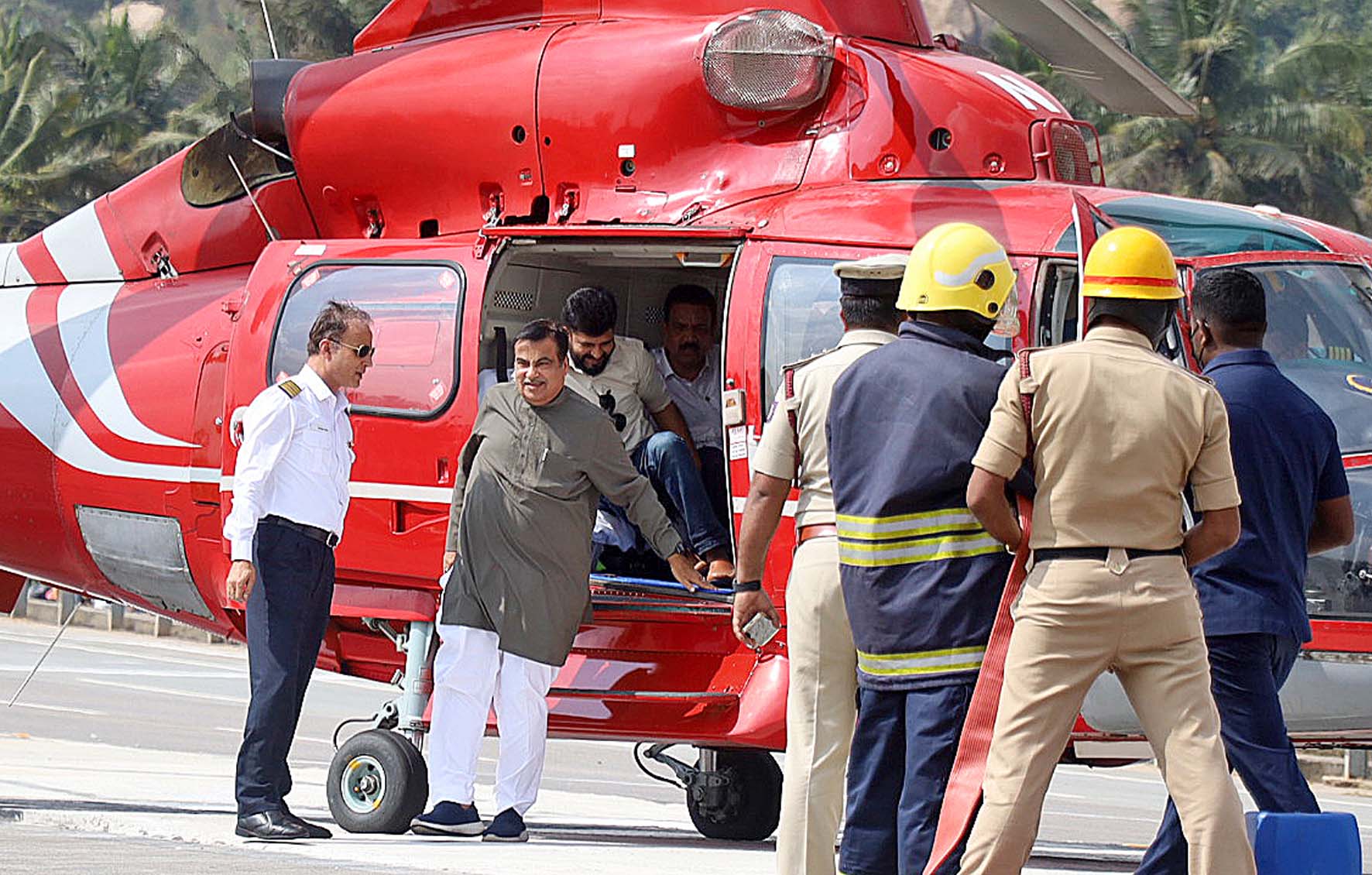 ಬೆಂಗಳೂರು - ಮೈಸೂರು ಹೆದ್ದಾರಿಯಲ್ಲೇ ಲ್ಯಾಂಡ್ ಆದ ನಿತಿನ್ ಗಡ್ಕರಿ ಹೆಲಿಕಾಪ್ಟರ್