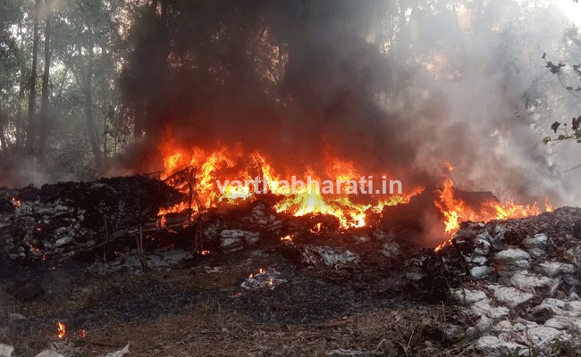 ಉಡುಪಿಯ ಇಂದ್ರಾಳಿ ರೈಲ್ವೆ ಗೋಡೌನ್ ಬಳಿ ಬೆಂಕಿ ಅವಘಡ: ರೈಲ್ವೆ ಹಳಿಗೆ ಬಳಸುವ ರಬ್ಬರ್ ಬೆಂಕಿಗಾಹುತಿ, ಅಪಾರ ನಷ್ಟ