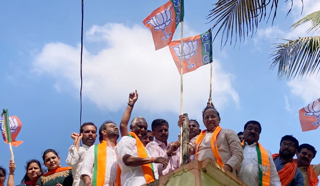 ಬಿಜೆಪಿ ‘ಬೂತ್ ಅಭಿಯಾನ’: ಕಾರ್ಯಕರ್ತರ ಮನೆಗಳ ಮೇಲೆ ಧ್ವಜ ಹಾರಿಸಿದ ಅರುಣ್ ಸಿಂಗ್