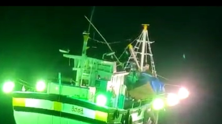 ಭಟ್ಕಳ: ಕಡಲ ತೀರಗಳಲ್ಲಿ ಅಕ್ರಮ ಬೆಳಕು ಮೀನುಗಾರಿಕೆ ಆರೋಪ; ನಾಡದೋಣಿ ಮೀನುಗಾರರಿಂದ ಆಕ್ರೋಶ