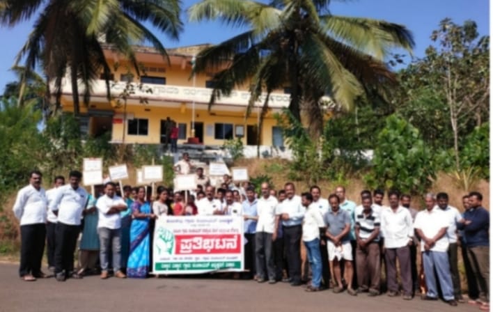 ಗ್ರಾಪಂ ಅಧ್ಯಕ್ಷನಿಂದ ಮಹಿಳಾ ಸದಸ್ಯೆ ಮೇಲೆ ದೌರ್ಜನ್ಯ ಆರೋಪ: ಪಂಜಿಕಲ್ಲಿನಲ್ಲಿ ಕಾಂಗ್ರೆಸ್ ಧರಣಿ