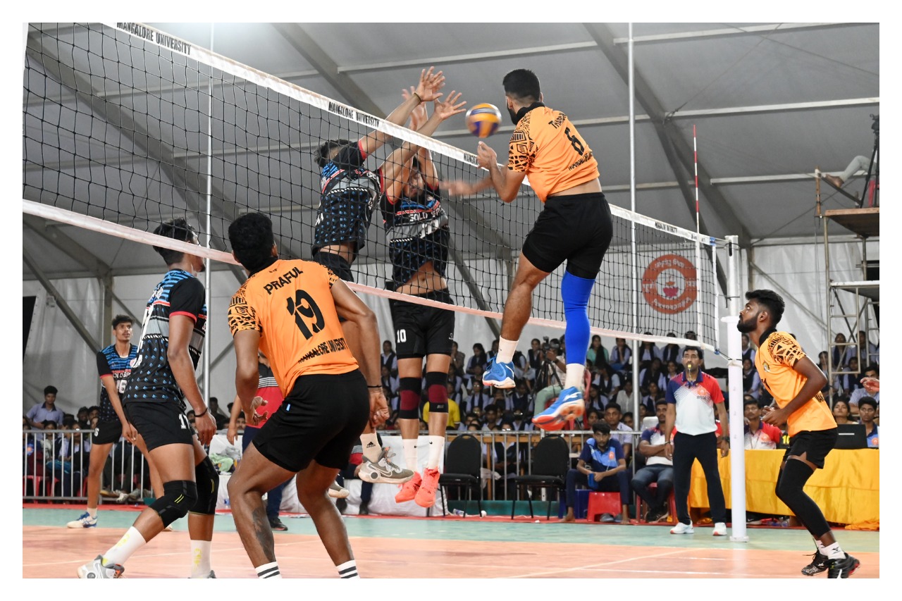 ಉಡುಪಿ ಪ್ರೇಕ್ಷಕರಿಗೆ ಶ್ರೇಷ್ಠ ವಾಲಿಬಾಲ್ ಪ್ರದರ್ಶನದ ರಸದೌತಣ:  ಗೆದ್ದ ಮಂಗಳೂರು ವಿವಿ ಕ್ವಾ. ಫೈನಲ್ ಗೆ