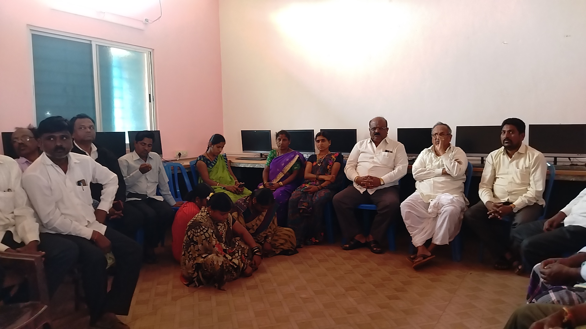 ಉತ್ತರಕನ್ನಡ:  ನಾಲ್ಕು ಬಿಸಿಯೂಟದ ಅಡುಗೆ ಸಿಬ್ಬಂದಿ ವಜಾ ಮಾಡಿ ಹೊಸ ಸಿಬ್ಬಂದಿಯನ್ನು ನೇಮಕ ಮಾಡುವಂತೆ ಸಭೆಯಲ್ಲಿ ನಿರ್ಣಯ