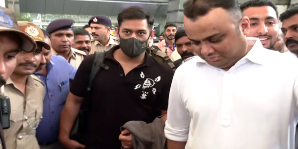 ಮಂಗಳೂರಿಗೆ ಆಗಮಿಸಿದ ಎಂ.ಎಸ್.ಧೋನಿ: ಫೋಟೊ ಕ್ಲಿಕ್ಕಿಸಲು ಮುಗಿಬಿದ್ದ ಅಭಿಮಾನಿಗಳು