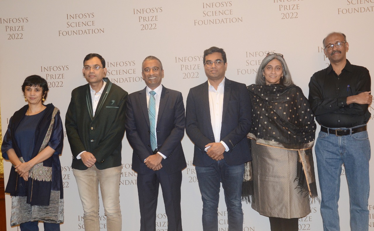 ಬೆಂಗಳೂರು: ಸಂಶೋಧನಾ ಕ್ಷೇತ್ರದಲ್ಲಿ ಗಣನೀಯ ಸಾಧನೆ ಮಾಡಿದ ಆರು ಮಂದಿಗೆ ಇನ್ಫೊಸಿಸ್ ಪ್ರಶಸ್ತಿ ಪ್ರದಾನ