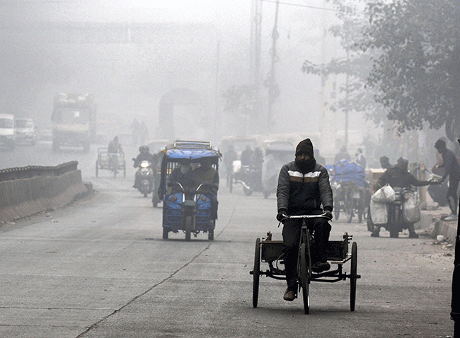 ಶೀತ ಮಾರುತಕ್ಕೆ ತತ್ತರಿಸಿದ ರಾಷ್ಟ್ರ ರಾಜಧಾನಿ ದಿಲ್ಲಿ: ದಟ್ಟ ಮಂಜಿನ ವಾತಾವರಣದಿಂದ ರೈಲು, ವಿಮಾನ ಪ್ರಯಾಣ ವಿಳಂಬ