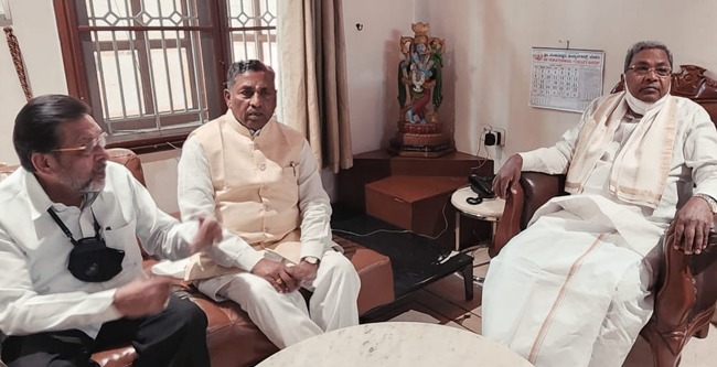 ಬೆಂಗಳೂರು: ಕೋಲಾರಕ್ಕೆ ತೆರಳುವ ಮುನ್ನ ಕೆಎಚ್‌ ಮುನಿಯಪ್ಪ ಭೇಟಿಯಾಗಿ ಕುತೂಹಲ ಮೂಡಿಸಿದ ಸಿದ್ದರಾಮಯ್ಯ