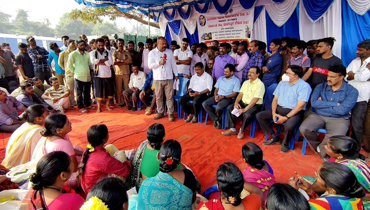 ಕೂಳೂರು: ವಿವಿಧ ಬೇಡಿಕೆ ಈಡೇರಿಸುವಂತೆ ಒತ್ತಾಯಿಸಿ ಸಫಾಯಿ ಕರ್ಮಚಾರಿಗಳ ಧರಣಿ