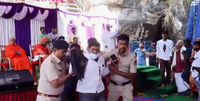 ಶಿವಮೊಗ್ಗ: ಗೃಹ ಸಚಿವರು ಇದ್ದ ವೇದಿಕೆ ಎದುರು ಗ್ರಾ.ಪಂ ಅಧ್ಯಕ್ಷರಿಂದ ಕಪ್ಪು ಬಾವುಟ ಪ್ರದರ್ಶನ