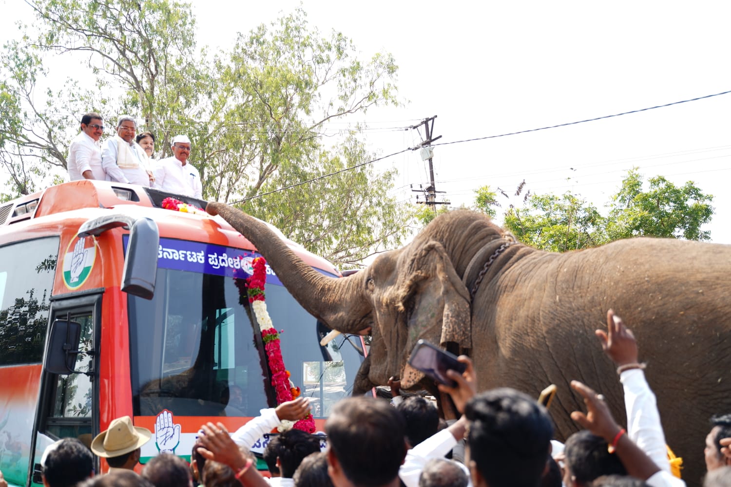 ಸಿದ್ದರಾಮಯ್ಯ ವಿಜಯನಗರ ಕ್ಷೇತ್ರದಿಂದ ಸ್ಪರ್ಧಿಸಿದರೆ ಹೊಲ ಮಾರಿ ಹಣ ಕೊಡುವೆ ಎಂದ ಮತ್ತೊಬ್ಬ ಅಭಿಮಾನಿ