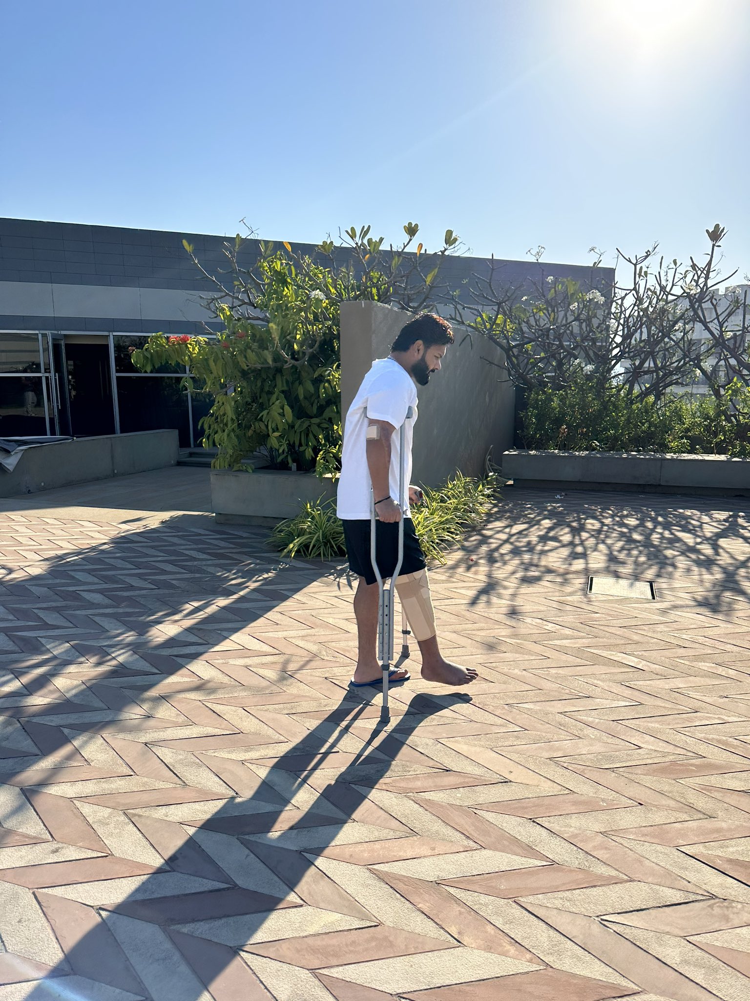 ಒಂದು ಹೆಜ್ಜೆ ಮುಂದೆ, ಒಂದು ಹೆಜ್ಜೆ ಬಲಶಾಲಿ: ಚೇತರಿಸಿಕೊಂಡು ನಡೆದಾಡುವ ಫೋಟೊ ಹಂಚಿಕೊಂಡ ರಿಷಭ್ ಪಂತ್