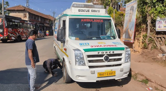 ಚಿಕ್ಕಮಗಳೂರು| ರಸ್ತೆಗುಂಡಿಯಿಂದಾಗಿ ದಾರಿ ಮಧ್ಯೆ ಕೆಟ್ಟು ನಿಂತ ಆ್ಯಂಬುಲೆನ್ಸ್: ಹೆರಿಗೆ ನೋವಿನಿಂದ ನರಳಾಡಿದ ಮಹಿಳೆ