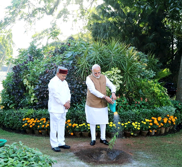 ಬೆಂಗಳೂರು | ರಾಜಭವನದಲ್ಲಿ ಶ್ರೀಗಂಧದ ಸಸಿ ನೆಟ್ಟ ಪ್ರಧಾನಿ ಮೋದಿ