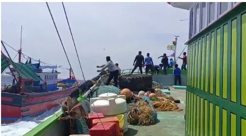 ಆಳ ಸಮುದ್ರ ಮೀನುಗಾರಿಕೆಗೆ ತೆರಳಿದ್ದ ಮಂಗಳೂರಿನ ಬೋಟ್ ಗಳ ಮೇಲೆ ಕಲ್ಲು ತೂರಾಟ: ಮೀನುಗಾರರಿಗೆ ಗಾಯ