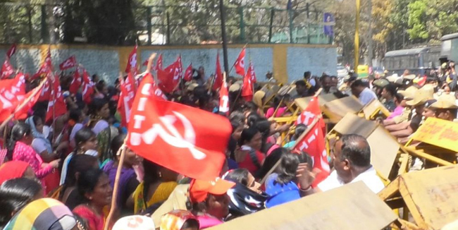 ಬಿಸಿಯೂಟ ನೌಕರರ ಅಹವಾಲು ಸ್ವೀಕರಿಸದ ಸರಕಾರ; ವಿಧಾನಸೌಧ ಮುತ್ತಿಗೆಗೆ ಮುಂದಾದ ನೌಕರರು ಪೊಲೀಸರ ವಶಕ್ಕೆ