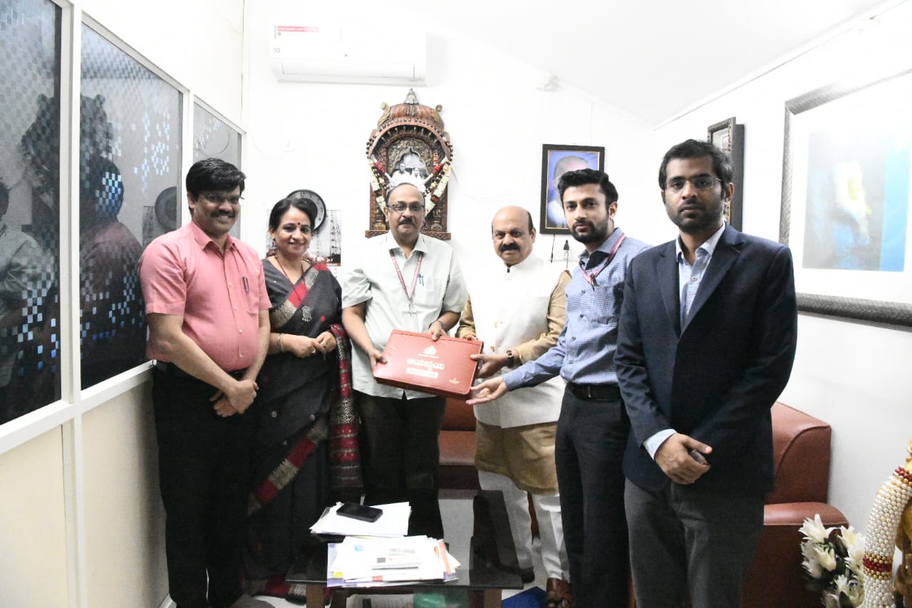 ಬಜೆಟ್ ಪ್ರತಿಯನ್ನು ಸಿಎಂ ಬೊಮ್ಮಾಯಿಗೆ  ಹಸ್ತಾಂತರಿಸಿದ ಹಣಕಾಸು ಇಲಾಖೆ ಅಧಿಕಾರಿಗಳು