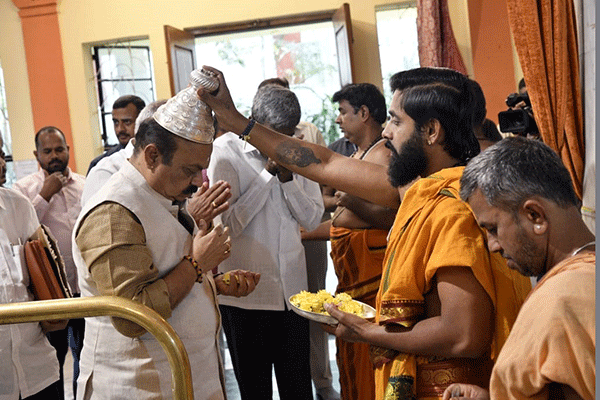 ಬಜೆಟ್: ದೇವಸ್ಥಾನದಲ್ಲಿ ವಿಶೇಷ ಪೂಜೆ ಸಲ್ಲಿಸಿದ ಸಿಎಂ ಬೊಮ್ಮಾಯಿ
