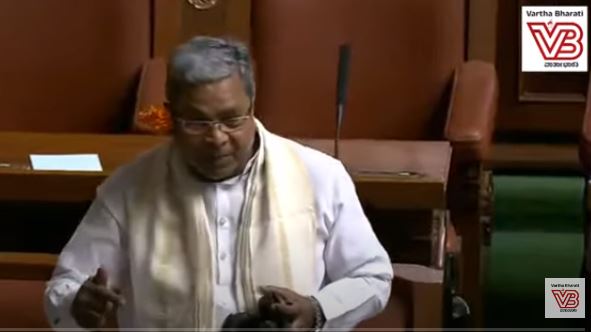 ಬಜೆಟ್ ಮಂಡನೆ | ಕಿವಿಗೆ ಹೂ ಇಟ್ಟು ಬಂದ ಕಾಂಗ್ರೆಸ್ ಸದಸ್ಯರು!