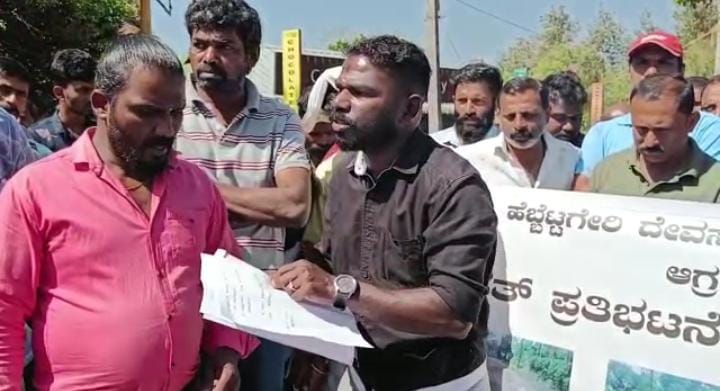 ಮಡಿಕೇರಿ: ನಂದಿಮೊಟ್ಟೆ- ದೇವಸ್ತೂರು ರಸ್ತೆ ದುರಸ್ತಿಗೆ ಒತ್ತಾಯಿಸಿ ಗ್ರಾಮಸ್ಥರಿಂದ ರಸ್ತೆ ತಡೆದು ಪ್ರತಿಭಟನೆ