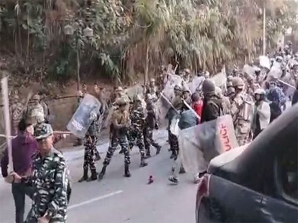 ಹಿಂಸಾಚಾರಕ್ಕೆ ತಿರುಗಿದ ಪ್ರಶ್ನೆ ಪತ್ರಿಕೆ ಸೋರಿಕೆ ವಿರುದ್ಧದ ಪ್ರತಿಭಟನೆ; 10 ಮಂದಿಗೆ ಗಾಯ