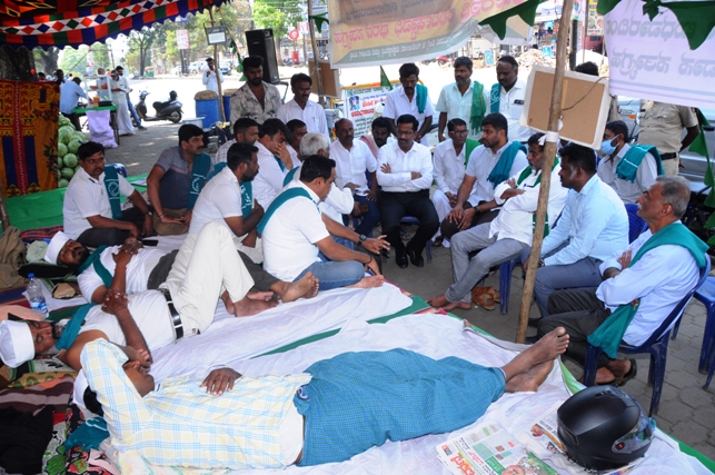 ಮಂಡ್ಯ: ಉಪವಾಸ ಸತ್ಯಾಗ್ರಹ; ಇಬ್ಬರು ರೈತರು ಅಸ್ವಸ್ಥ