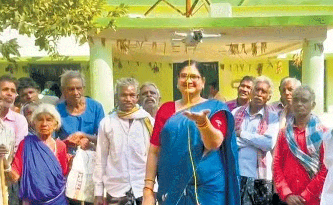 ಒಡಿಶಾದ ಕುಗ್ರಾಮದಲ್ಲಿರುವ ಅಂಗವಿಕಲ ವ್ಯಕ್ತಿಯ ಮನೆಬಾಗಿಲಿಗೆ ಪಿಂಚಣಿ ತಲುಪಿಸಿದ ಡ್ರೋನ್!‌