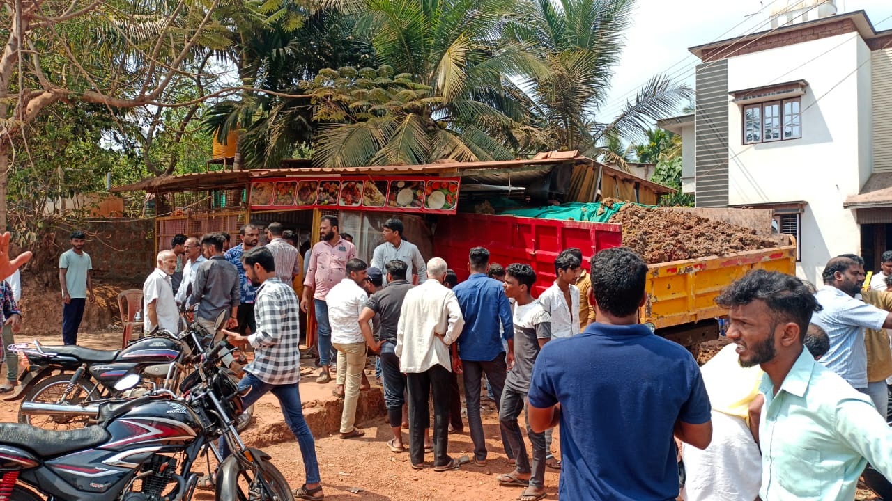 ಕುಂದಾಪುರ: ಡಾಬಾಕ್ಕೆ ನುಗ್ಗಿದ ಟಿಪ್ಪರ್; ಓರ್ವ ಗಂಭೀರ, ಅಪಾರ ಸೊತ್ತು ನಷ್ಟ