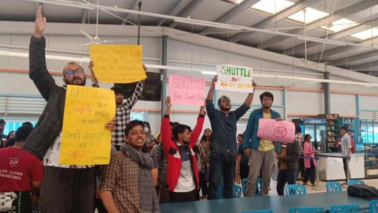 ಬೆಂಗಳೂರು: ನಿಯಮಬಾಹಿರ ಶುಲ್ಕವನ್ನು ಹಿಂಪಡೆಯುವಂತೆ ಅಜೀಂ ಪ್ರೇಮ್‌ಜಿ ವಿವಿಯಲ್ಲಿ ಪ್ರತಿಭಟನೆ