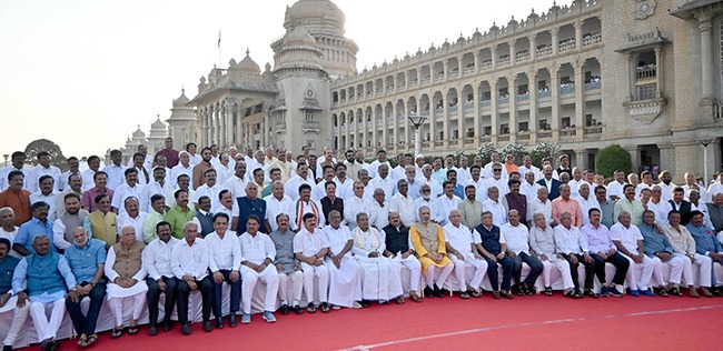 ವಿಧಾನಸಭೆ ಆವರಣದಲ್ಲಿ ಶಾಸಕರ ಗ್ರೂಪ್ ಫೋಟೋಶೂಟ್: ಸಿಎಂ ಬೊಮ್ಮಾಯಿ, ಸಿದ್ದರಾಮಯ್ಯ ಭಾಗಿ