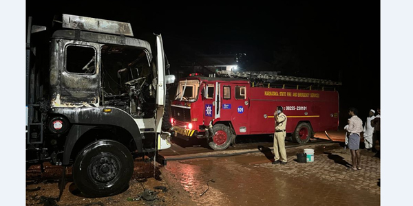 ವಿಟ್ಲ: ಪೆಟ್ರೋಲ್ ಬಂಕ್ ಎದುರುಗಡೆ ನಿಲ್ಲಿಸಿದ್ದ ಲಾರಿಯಲ್ಲಿ ಕಾಣಿಸಿಕೊಂಡ ಬೆಂಕಿ