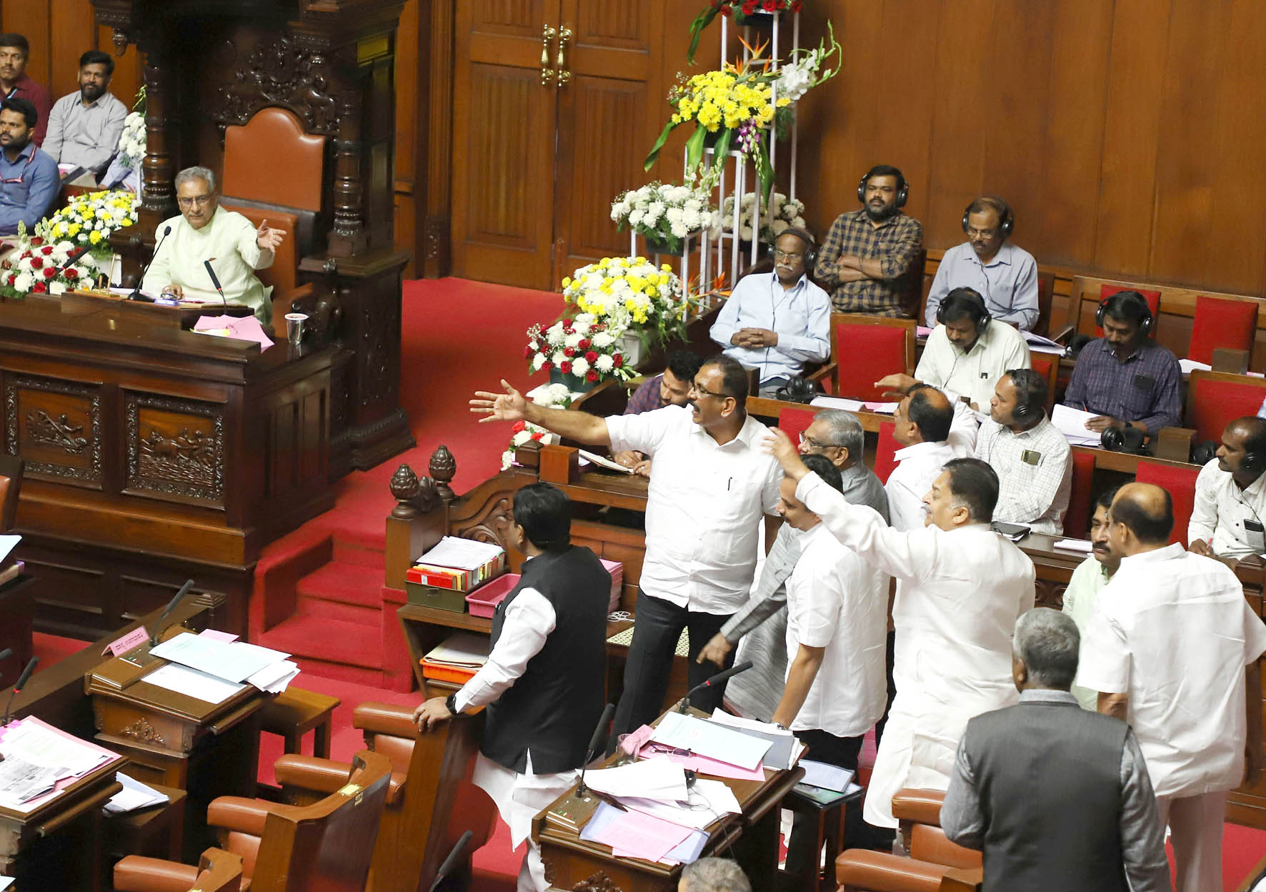 ಬಿಡಿಎ ಪರಿಹಾರ ತನಿಖೆಗೆ ಪಟ್ಟು: ಸದನದ ಬಾವಿಗಿಳಿದು ಧರಣಿ ನಡೆಸಿದ ವಿಪಕ್ಷ