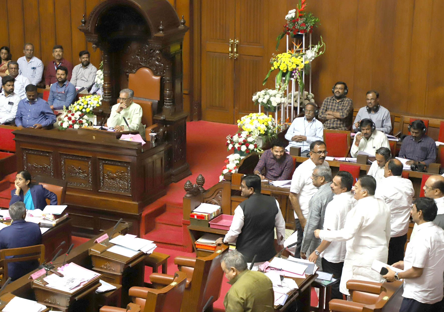 ಸ್ಥಳೀಯ ಸಂಸ್ಥೆಗಳಲ್ಲಿ ಅಧ್ಯಕ್ಷ-ಉಪಾಧ್ಯಕ್ಷರ ಆಯ್ಕೆ ವಿಳಂಬ: ಪರಿಷತ್ತಿನಲ್ಲಿ ಕಾಂಗ್ರೆಸ್ ಸಭಾತ್ಯಾಗ