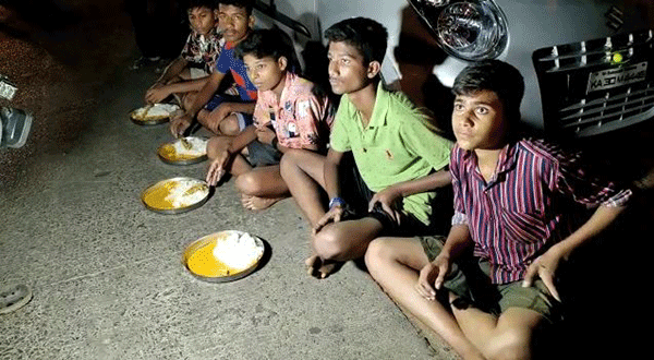 ಕಾರವಾರ: ಊಟದ ತಟ್ಟೆಯೊಂದಿಗೆ ರಸ್ತೆಗಿಳಿದು ಪ್ರತಿಭಟನೆ ನಡೆಸಿದ ವಸತಿ ನಿಲಯದ ವಿದ್ಯಾರ್ಥಿಗಳು