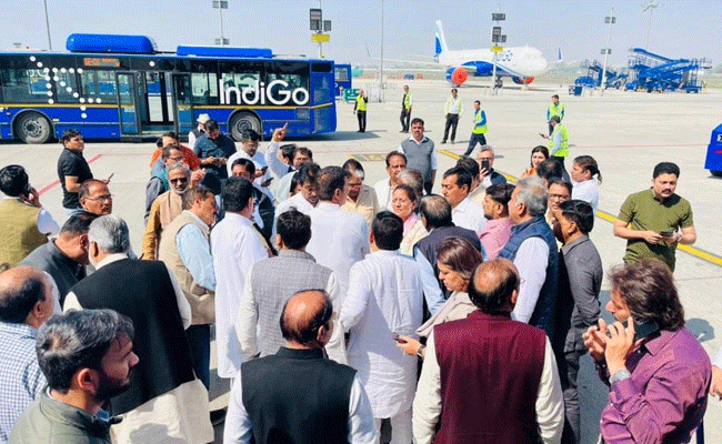 ಕಾಂಗ್ರೆಸ್‌ ನಾಯಕ ಪವನ್ ಖೇರಾರನ್ನು ರಾಯ್‌ಪುರಕ್ಕೆ ತೆರಳದಂತೆ ತಡೆದ ಪೊಲೀಸರು