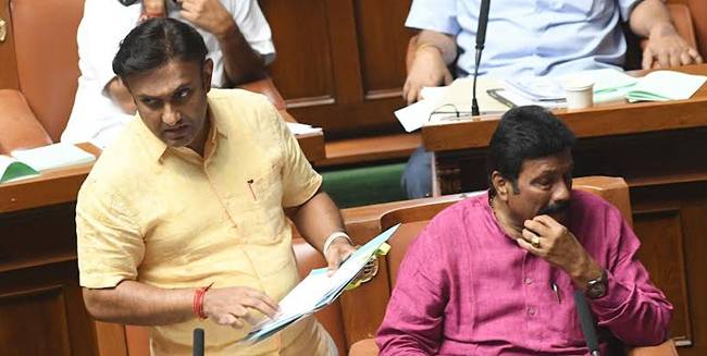 ವೈದ್ಯರೇ ಇಲ್ಲ ಎಂದರೆ ಹೇಗೆ?: ಹಳ್ಳಿಯತ್ತ ವೈದ್ಯರನ್ನು ನಿಯೋಜಿಸಲು ಶಾಸಕರ ಒತ್ತಾಯ