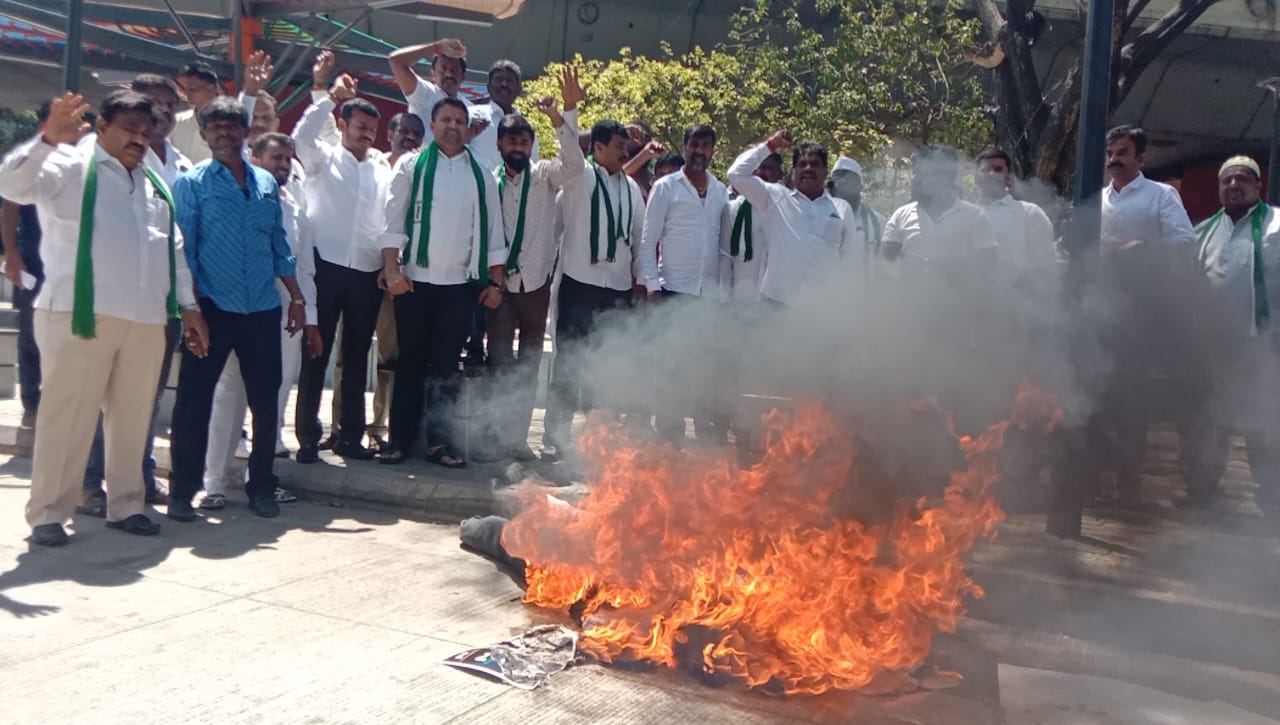 ನಾಲಿಗೆ ಬಿಗಿ ಹಿಡಿದು ಮಾತನಾಡಿ: ಸಿ.ಟಿ.ರವಿ ಪ್ರತಿಕೃತಿ ದಹಿಸಿ ಜೆಡಿಎಸ್ ಆಕ್ರೋಶ
