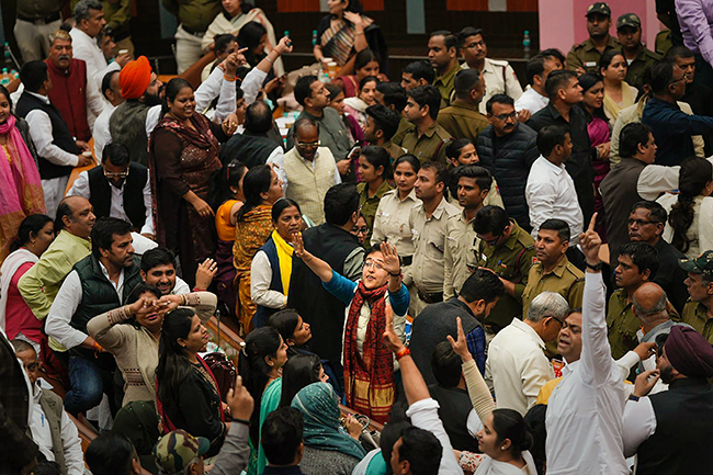 ನೂಕಾಟ, ತಳ್ಳಾಟ ನಡುವೆ ದಿಲ್ಲಿ ಪಾಲಿಕೆ ಸ್ಥಾಯಿ ಸಮಿತಿ ಚುನಾವಣೆ: ಫಲಿತಾಂಶ ಘೋಷಣೆಗೆ ಬಿಜೆಪಿ ಸದಸ್ಯರ ಅಡ್ಡಿ