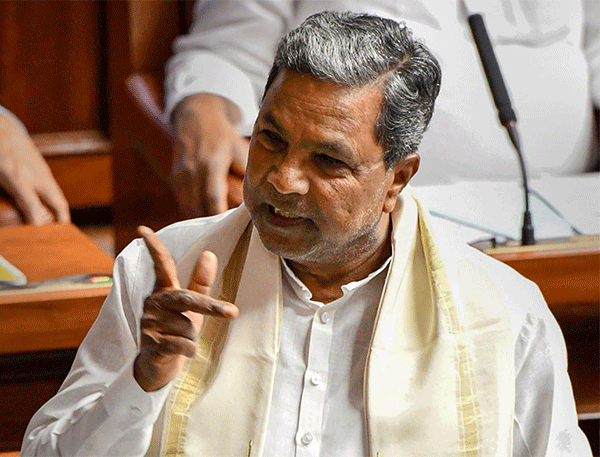 ಮುಷ್ಕರನಿರತ ಶಿಕ್ಷಕರತ್ತ ಮುಖ್ಯಮಂತ್ರಿ ಕಣ್ಣು ಬಿಟ್ಟು ನೋಡಲು ಇನ್ನೆಷ್ಟು ಹೆಣ ಬೀಳಬೇಕು?: ಸಿದ್ದರಾಮಯ್ಯ ಆಕ್ರೋಶ