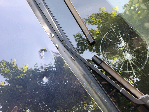 ಬೆಂಗಳೂರು | ಚಲಿಸುತ್ತಿದ್ದ ಕಾರಿನ ಮೇಲೆ ಮೆಟ್ರೋ ಸ್ಟೇಷನ್ ಮೇಲಿಂದ ಬಿದ್ದ ಕಬ್ಬಿಣ ತುಂಡು