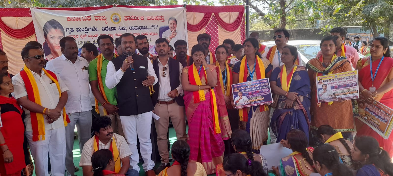 ಬೆಂಗಳೂರು: ಅನಧಿಕೃತ ಲೈವ್‍ಬ್ಯಾಂಡ್‍, ಕ್ಯಾಸಿನೊಗಳನ್ನು ಮುಚ್ಚುವಂತೆ ಒತ್ತಾಯಿಸಿ ಕನ್ನಡಪರ ಸಂಘಟನೆಗಳಿಂದ ಧರಣಿ