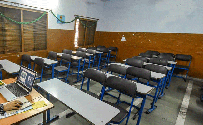 ಪರೀಕ್ಷೆಯಲ್ಲಿ ಹೆಚ್ಚುವರಿ ಸಮಯ ನೀಡದ್ದಕ್ಕೆ ಪೀಠೋಪಕರಣ ಧ್ವಂಸ ಮಾಡಿದ ವಿದ್ಯಾರ್ಥಿಗಳು ಪರೀಕ್ಷೆಯಲ್ಲಿ ಹೆಚ್ಚುವರಿ ಸಮಯ ನೀಡದ್ದಕ್ಕೆ ಪೀಠೋಪಕರಣ ಧ್ವಂಸ ಮಾಡಿದ ವಿದ್ಯಾರ್ಥಿಗಳು