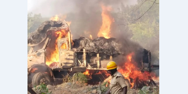 ಬಂಟ್ವಾಳ: ಒಣ ಹುಲ್ಲು ಸಾಗಾಟದ ಲಾರಿ ಬೆಂಕಿಗಾಹುತಿ